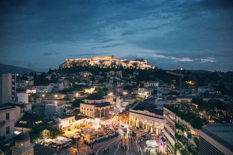 Orasul Atena luminat noaptea