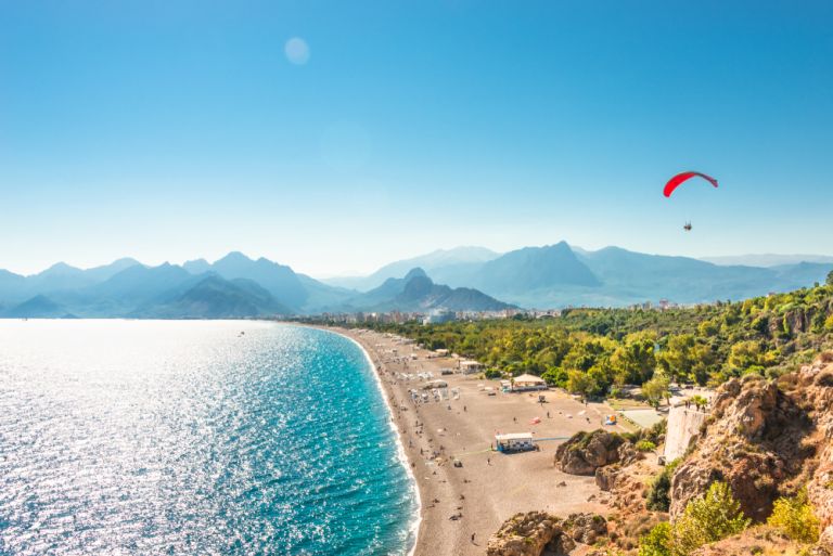 persoana cu parapanta in antalya